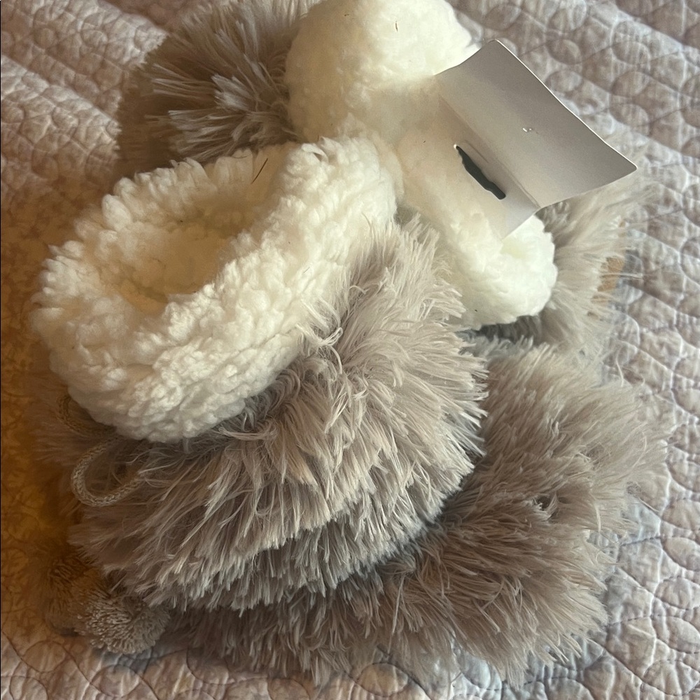 Express Cream Faux Fur Pom Slippers